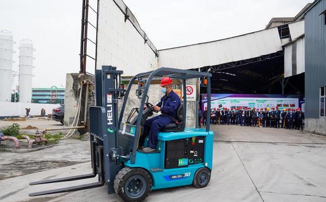 氫能玩出新寬度！我國(guó)第一臺(tái)氫能叉車應(yīng)用整體解決方案在南海落地.jpg