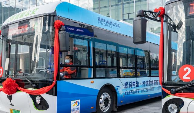 建設(shè)“川南氫港”，內(nèi)江開通了西部第一條氫燃料電池重卡示范線.jpg
