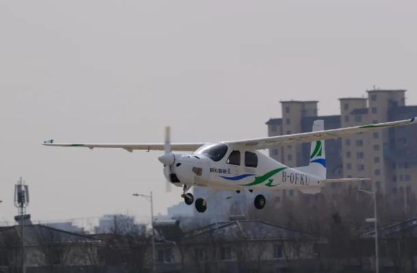 自主研發！中國第一架四座氫內燃機飛機成功首飛！.jpg