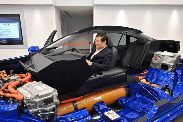 譚旭光帶領(lǐng)濰柴技術(shù)專家團(tuán)隊參觀了豐田氫燃料電池生產(chǎn)線.jpg