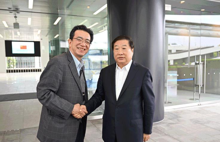 譚旭光帶領(lǐng)濰柴技術(shù)專家團(tuán)隊參觀了豐田氫燃料電池生產(chǎn)線.jpg